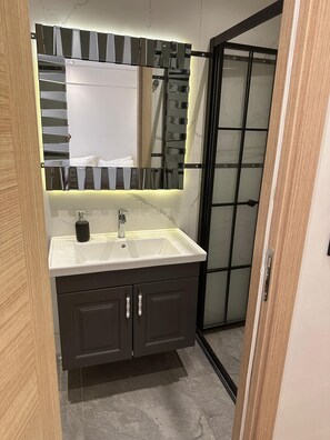 Shower, free toiletries, hair dryer, towels - Ananas Suite (Istanbul)