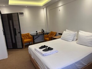 Een bureau, een laptopwerkplek, gratis wifi