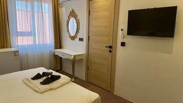 Rom | Skrivebord, skrivebord for bærbar PC og wi-fi (inkludert)