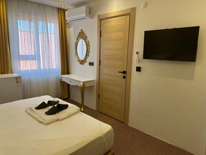 Rom | Skrivebord, skrivebord for bærbar PC og wi-fi (inkludert)