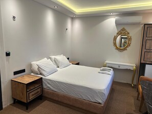 Desk, laptop workspace, WiFi (free) - Ananas Suite (Istanbul)