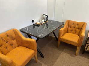 Schreibtisch, laptopgeeigneter Arbeitsplatz, kostenloses WLAN