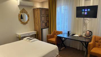 Desk, laptop workspace, free WiFi