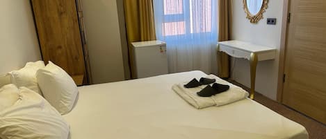 Meja kerja, ruang kerja ramah laptop, dan Wi-Fi gratis