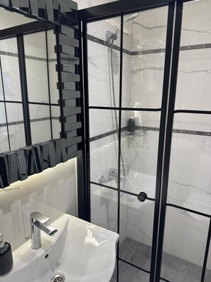 Dusj, toalettartikler (inkludert), hårføner og håndklær