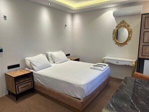 Schreibtisch, laptopgeeigneter Arbeitsplatz, kostenloses WLAN