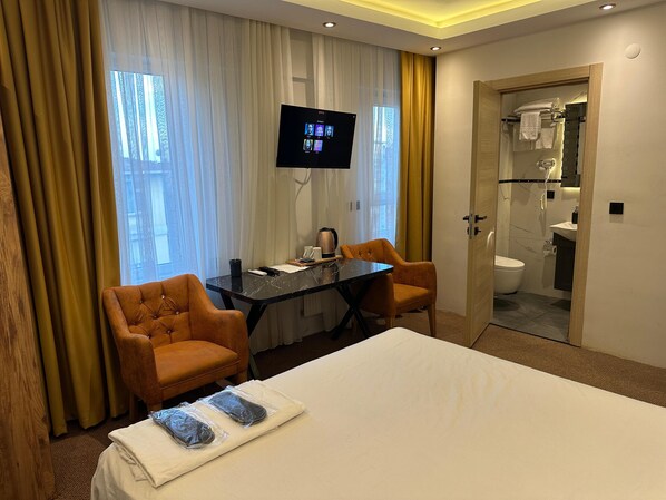 Skrivebord, skrivebord for bærbar PC og wi-fi (inkludert)