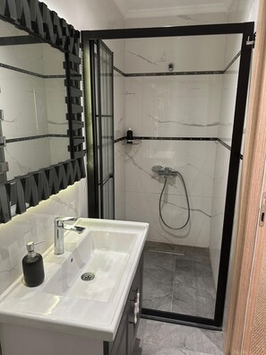 Dusche, kostenlose Toilettenartikel, Haartrockner, Handtücher