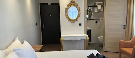 Room | Desk, laptop workspace, WiFi (free)