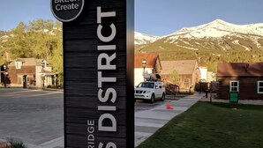 A sign for Breckenridge Arts District with a mountain backdrop. - 3-bdrm condo - 1 block to Main Street - Breckenridge - perfect for families (Breckenridge)