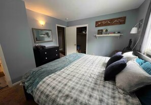 3 habitaciones, escritorio y tabla de planchar con plancha 