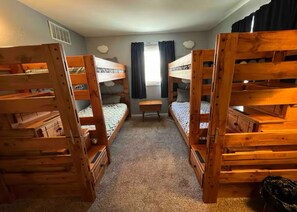 3 chambres, bureau, fer et planche à repasser, lit parapluie