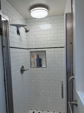 Shower, hair dryer, towels, soap - Manzanita Beach House, 3-Bedrooms, One Block to Beach, Dog Friendly, Sleeps 6+ (Manzanita)