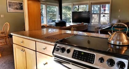 Manzanita Beach House, 3-bedroom, One Block to Beach, Dog Friendly, Sleeps 6+