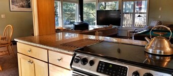 Manzanita Beach House, 3-bedroom, One Block to Beach, Dog Friendly, Sleeps 6+