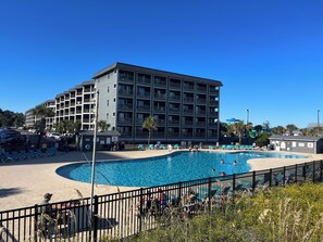 Inomhuspool och utomhuspool