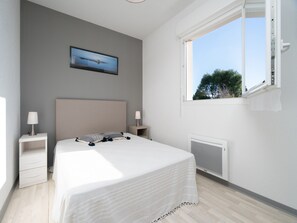 1 chambre, fer et planche à repasser