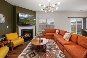 Smart-tv, eldstad, tv-spel och bordsfotboll