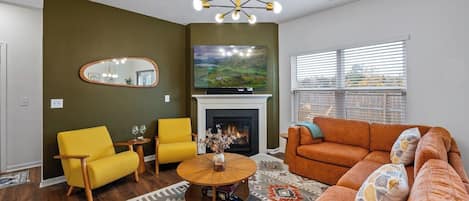 Televisión, chimenea, mesa de ping pong
