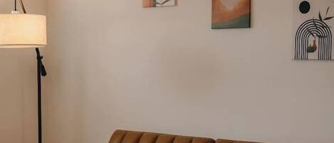 Télévision, cheminée, table de tennis de table