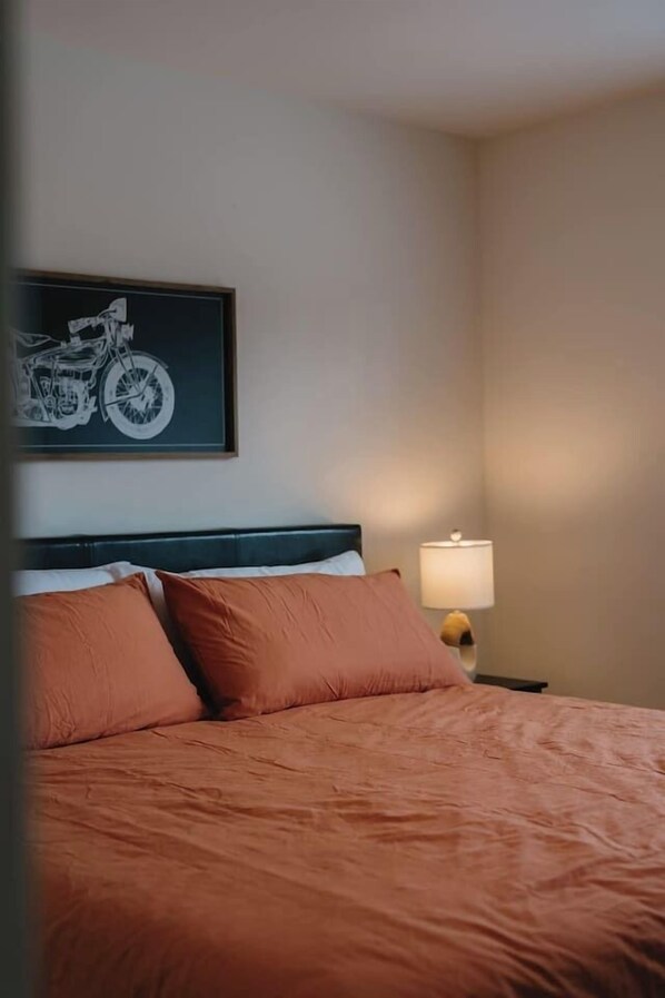 5 bedrooms, iron/ironing board, WiFi, bed sheets