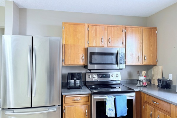 Refrigerador, microondas, horno y parrilla de estufa