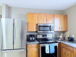 冷蔵庫、電子レンジ、オーブン、コンロ