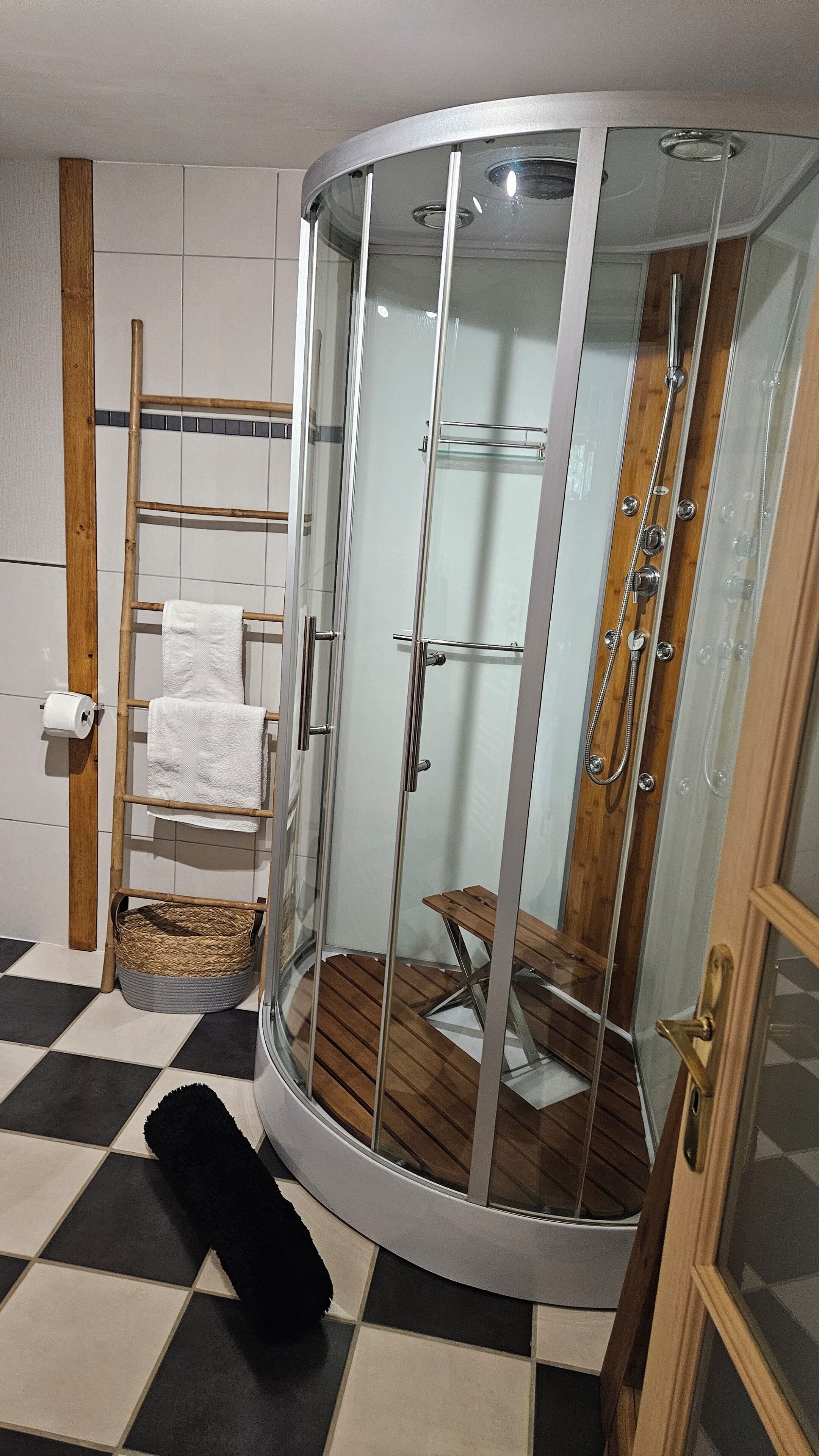 Douche, sèche-cheveux, bidet, serviettes fournies