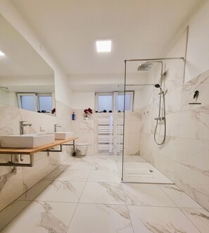 Deluxe Apartment, City View | Bathroom | Shower, eco-friendly toiletries, hair dryer, bathrobes
