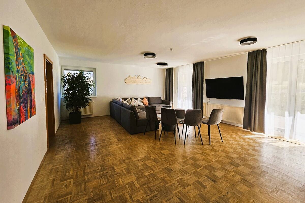 Appartement majestueux, vue sur la montagne | Aire de séjour | Téléviseur connecté de 42 po avec télévision numérique, jouets, bureau