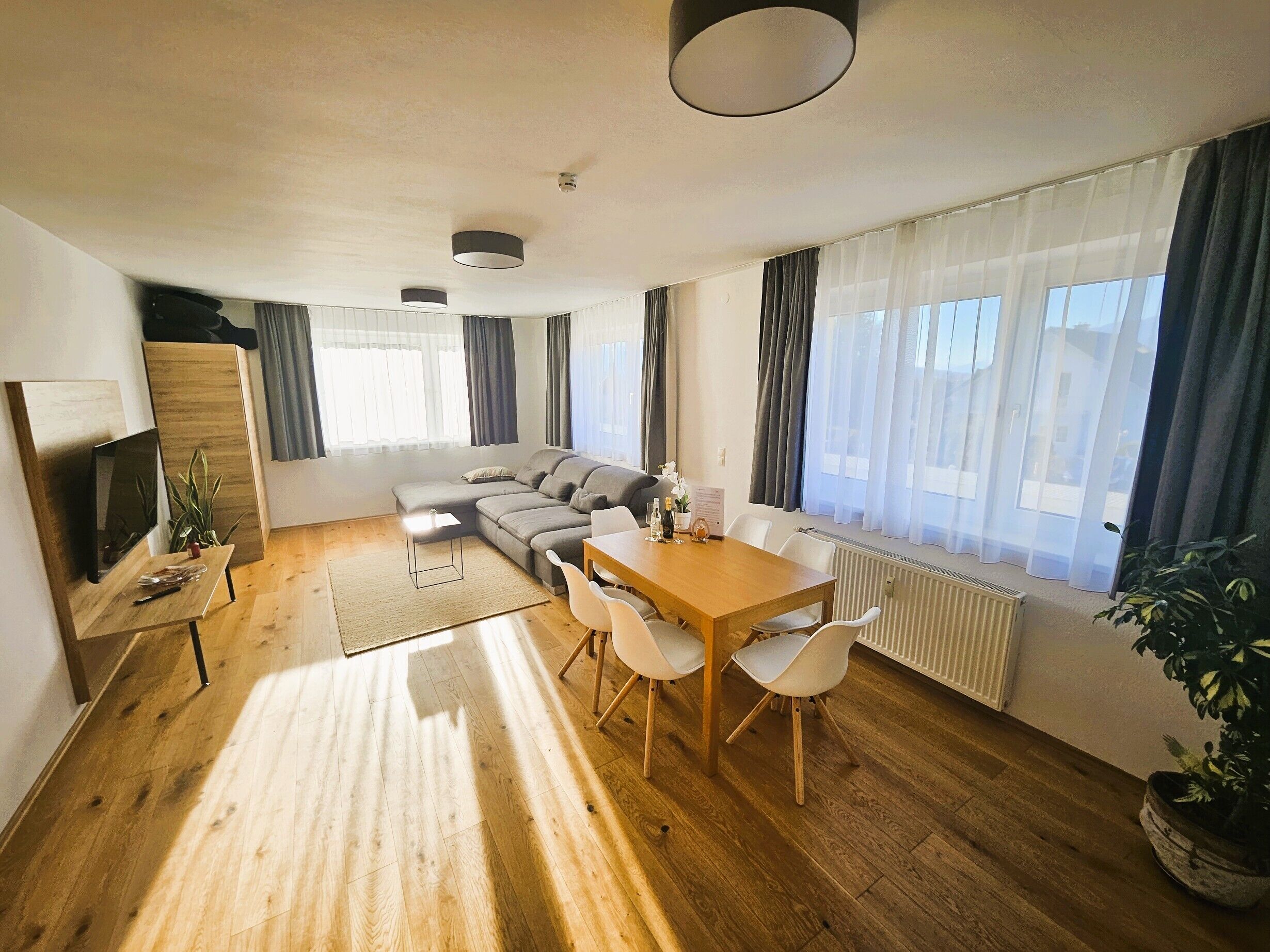 Deluxe-Apartment, Stadtblick | Wohnbereich | 42-Zoll-Smart-TV mit Digitalempfang, Kinderspielzeug, Arbeitsbereiche