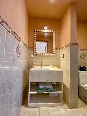 Combined shower/bathtub, towels, soap, shampoo - Casa Tierra de Sol y Luna (San Miguel de Allende)