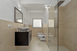 Shower, hair dryer, bidet, towels
