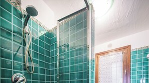 Regadera, secadora de cabello, bidet, toallas 