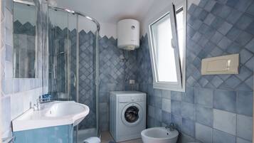 Dusche, Haartrockner, Bidet, HandtĂŒcher