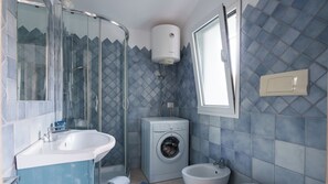 Dusche, Haartrockner, Bidet, Handtücher