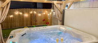 Kansas Escape with Movie Room, Hot Tub, Mini Golf, Pickleball, Game Room & more!