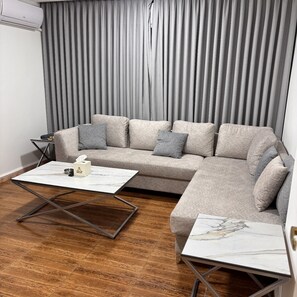 Blackout curtains, iron/ironing board, free WiFi - Alfarouq Hotel (Amman)