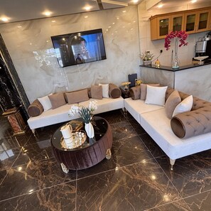 Lobby sitting area - Alfarouq Hotel (Amman)