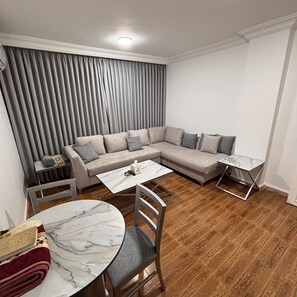 Blackout curtains, iron/ironing board, free WiFi - Alfarouq Hotel (Amman)