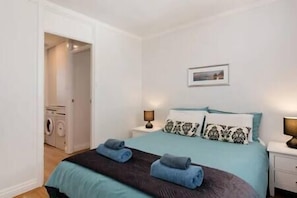 2 bedrooms, iron/ironing board, travel cot, WiFi - Unbeatable Location Ocean Breeze in Heart of Freo! (Fremantle)