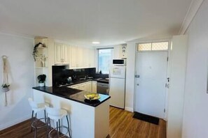 Fridge, microwave, oven, stovetop - Unbeatable Location Ocean Breeze in Heart of Freo! (Fremantle)