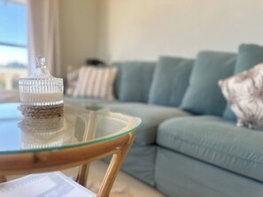 TV - Perfect Peaceful Beachy Stay with Ocean views (Scarborough)