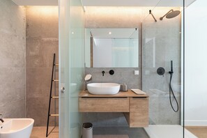 Shower, hair dryer, bidet, towels - New two-bedroom apartment near the estuary and the beach. Less than 5 minutes' walk from everything!  (Fuseta)