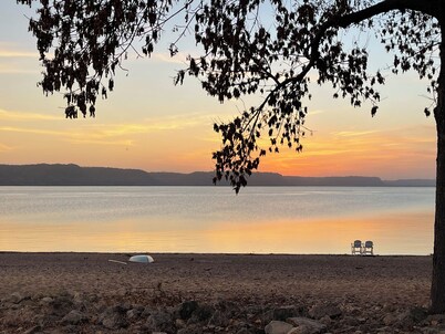 Peace of Pepin 3BR house with 2nd Story Hot Tub and Across from Public Beach