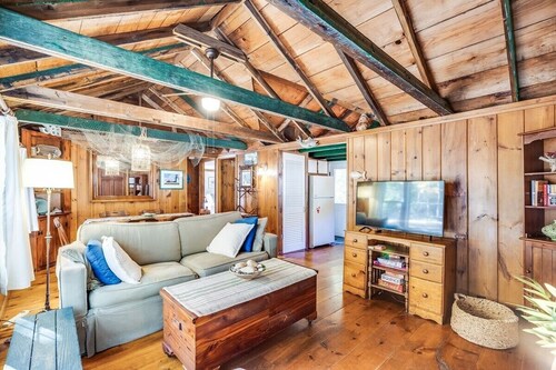 Sweetbriar ~ Charming Cape Cottage ~ Dog-Friendly!