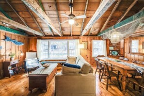 Een televisie en een stereo