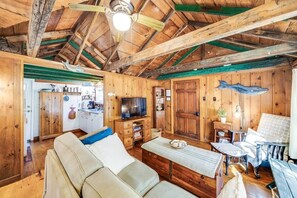 Een televisie en een stereo