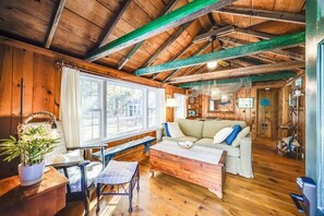 Een televisie en een stereo