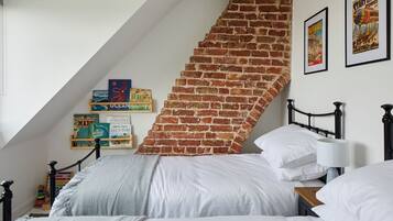 4 bedrooms, iron/ironing board, WiFi, bed sheets